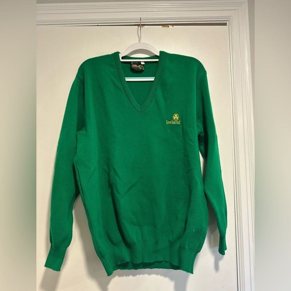 VTG Men’s Sz: 46 S Emerald Isle Bright Green Embroidered Vneck Pullover Sweater.